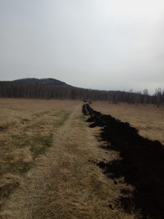 В селе Пушное в целях обеспечения пожарной безопасности проходит опашка территории, создание минерализованных полос